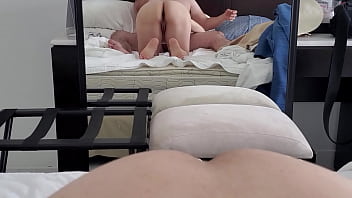 Le doy una mamada mañanera hasta que se vacía por completo en mi boca