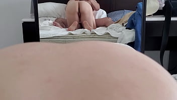 Le doy una mamada mañanera hasta que se vacía por completo en mi boca