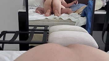 Le doy una mamada mañanera hasta que se vacía por completo en mi boca