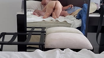 Le doy una mamada mañanera hasta que se vacía por completo en mi boca