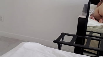 Le doy una mamada mañanera hasta que se vacía por completo en mi boca