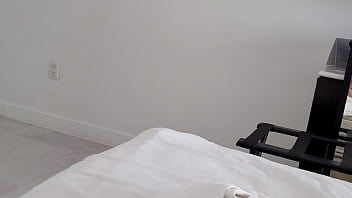 Le doy una mamada mañanera hasta que se vacía por completo en mi boca