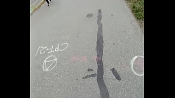 Mujer caliente se sorprende por mi bulto