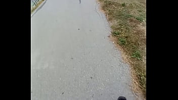 Mujer caliente se sorprende por mi bulto