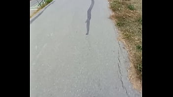 Mujer caliente se sorprende por mi bulto