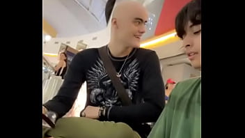 Me enseña su pilin el calvo este