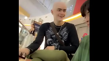 Me enseña su pilin el calvo este