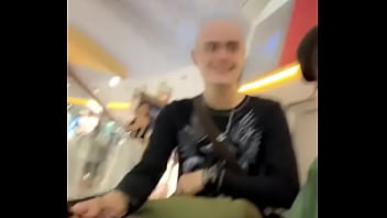 Me enseña su pilin el calvo este