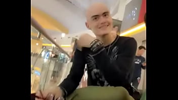 Me enseña su pilin el calvo este