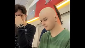 Me enseña su pilin el calvo este