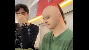 Me enseña su pilin el calvo este