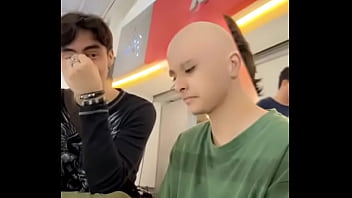 Me enseña su pilin el calvo este