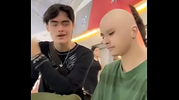 Me enseña su pilin el calvo este