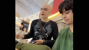 Me enseña su pilin el calvo este