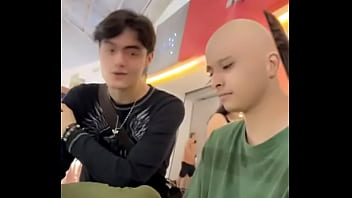 Me enseña su pilin el calvo este