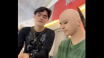 Me enseña su pilin el calvo este