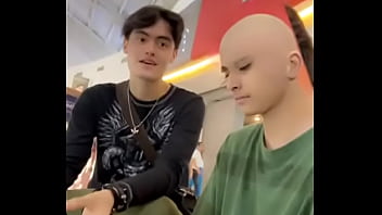 Me enseña su pilin el calvo este