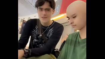 Me enseña su pilin el calvo este