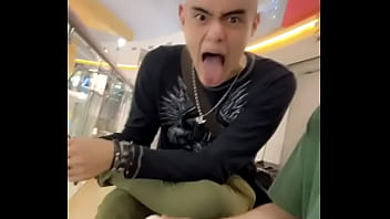 Me enseña su pilin el calvo este