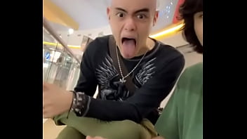 Me enseña su pilin el calvo este