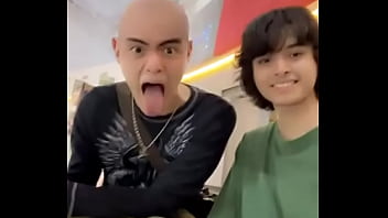 Me enseña su pilin el calvo este