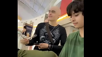 Me enseña su pilin el calvo este