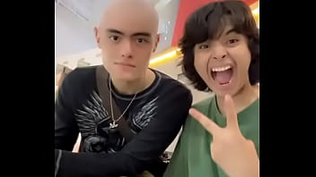 Me enseña su pilin el calvo este