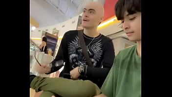 Me enseña su pilin el calvo este