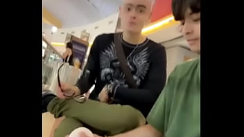 Me enseña su pilin el calvo este