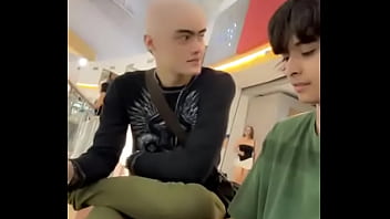 Me enseña su pilin el calvo este