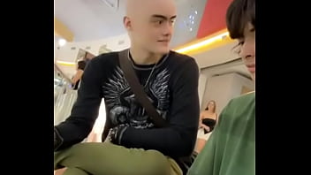 Me enseña su pilin el calvo este