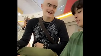 Me enseña su pilin el calvo este