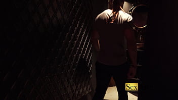 Safada trai marido no banheiro de bar