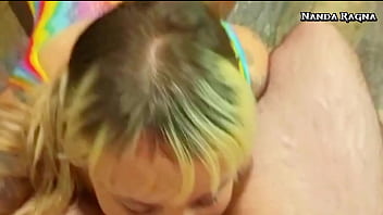 Loira gostosa fazendo um boquete molhado e levando muita porra na cara