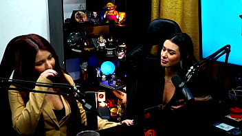 Elas empinaram gostoso o rabão e ainda pediu para bater pocahontas carioca isa albuquerque & clara dal'col