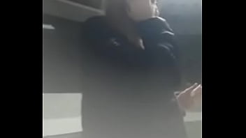 Fetiche smoking curtindo rock mostrando os peitos