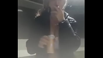 Fetiche smoking curtindo rock mostrando os peitos