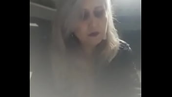 Fetiche smoking curtindo rock mostrando os peitos