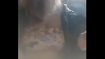 Fetiche smoking curtindo rock mostrando os peitos