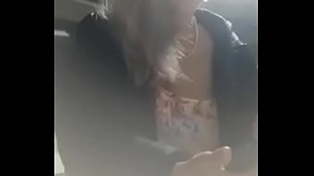 Fetiche smoking curtindo rock mostrando os peitos