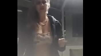 Fetiche smoking curtindo rock mostrando os peitos