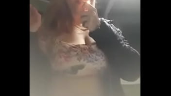 Fetiche smoking curtindo rock mostrando os peitos