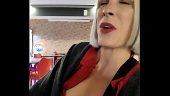 Après une partie de bowling avec mes amies je reste seule pour me choper un