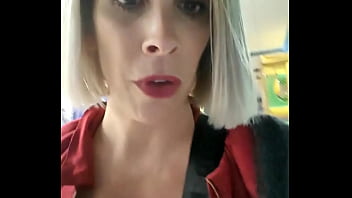 Après une partie de bowling avec mes amies je reste seule pour me choper un