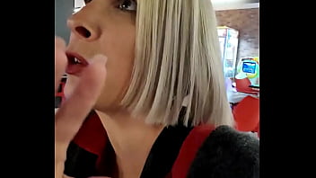 Après une partie de bowling avec mes amies je reste seule pour me choper un