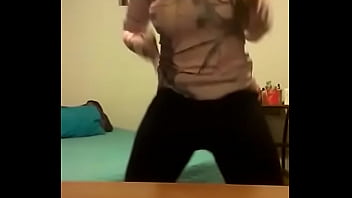Horny white girl twerks in leggings