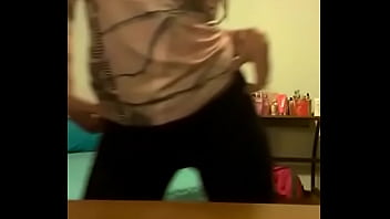 Horny white girl twerks in leggings