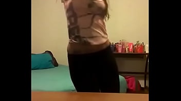 Horny white girl twerks in leggings