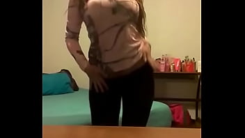 Horny white girl twerks in leggings