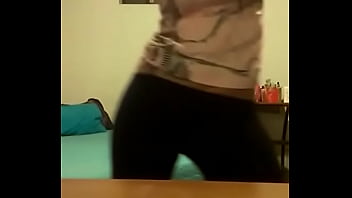 Horny white girl twerks in leggings